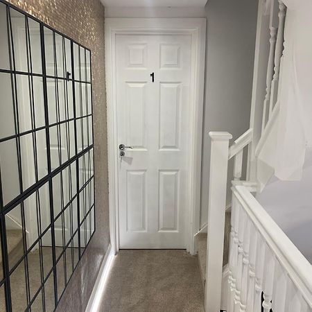 Air Conditioned Modern Double Bed Room With Private Attached Bathroom - Free Parking - Near London Heathrow Airport & Southall Broadway Экстерьер фото
