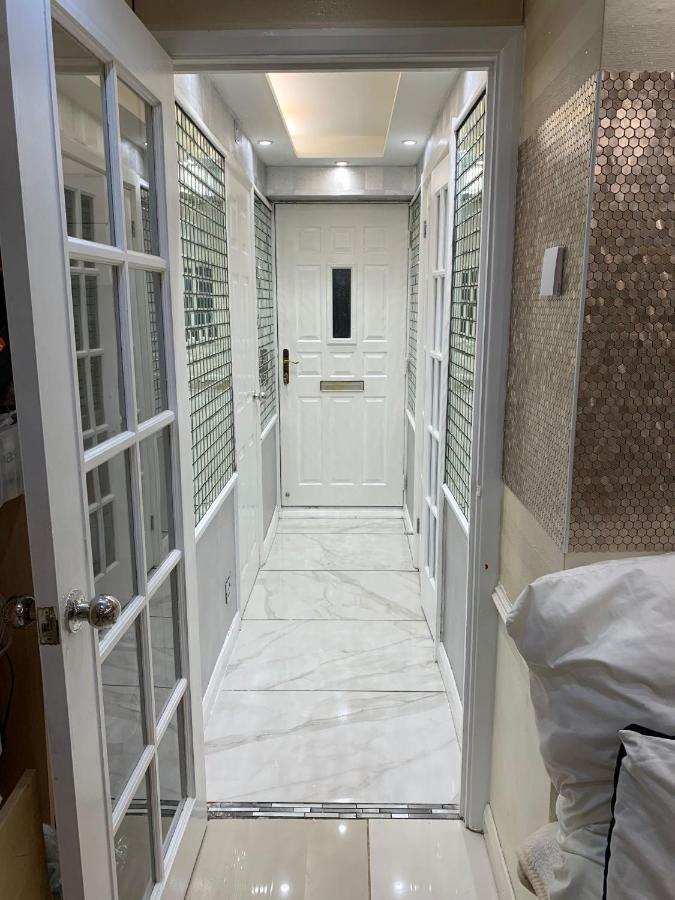 Air Conditioned Modern Double Bed Room With Private Attached Bathroom - Free Parking - Near London Heathrow Airport & Southall Broadway Экстерьер фото