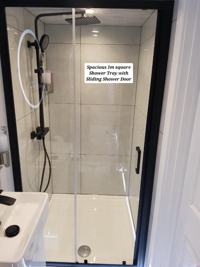 Air Conditioned Modern Double Bed Room With Private Attached Bathroom - Free Parking - Near London Heathrow Airport & Southall Broadway Экстерьер фото