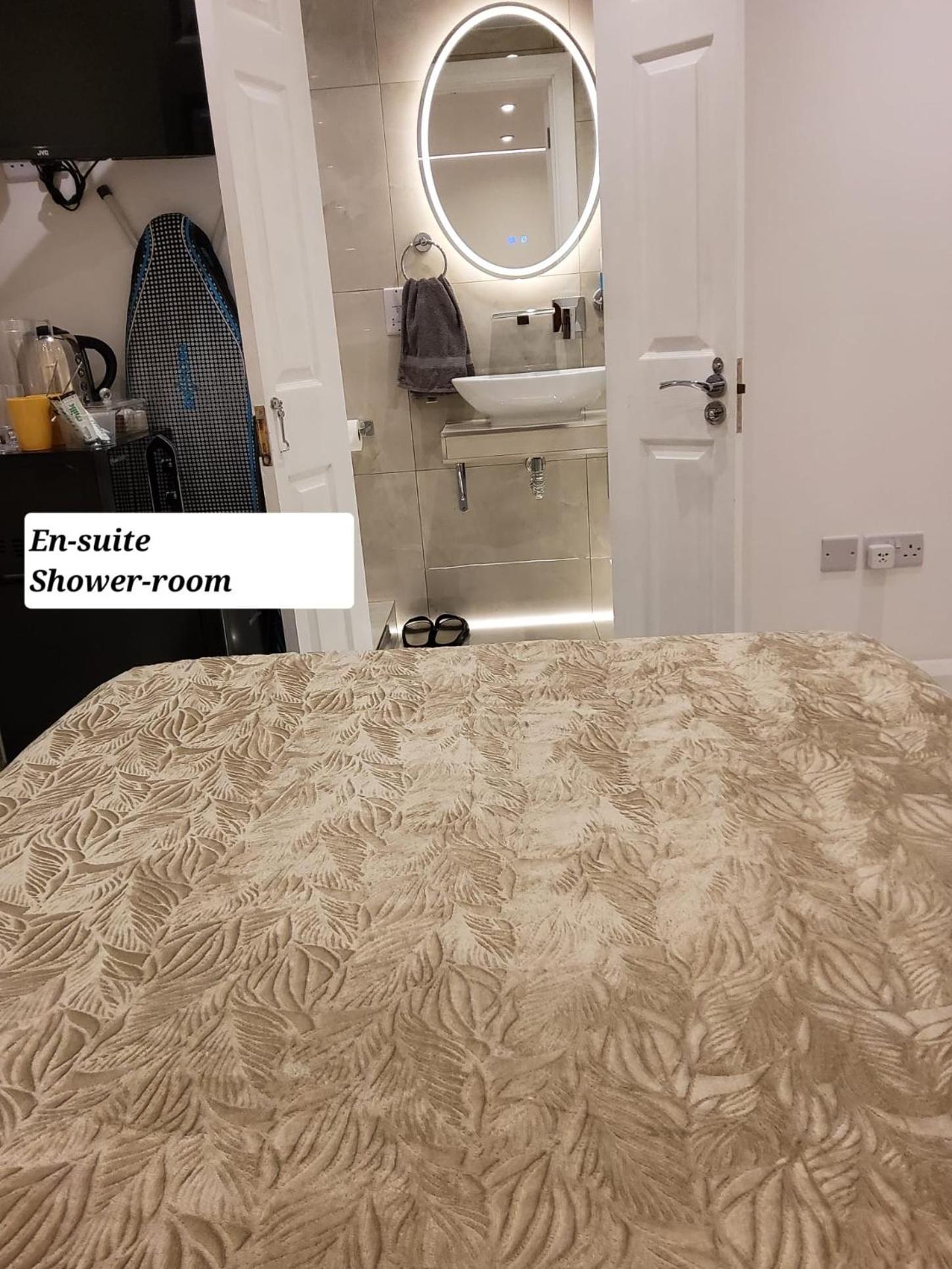Air Conditioned Modern Double Bed Room With Private Attached Bathroom - Free Parking - Near London Heathrow Airport & Southall Broadway Экстерьер фото